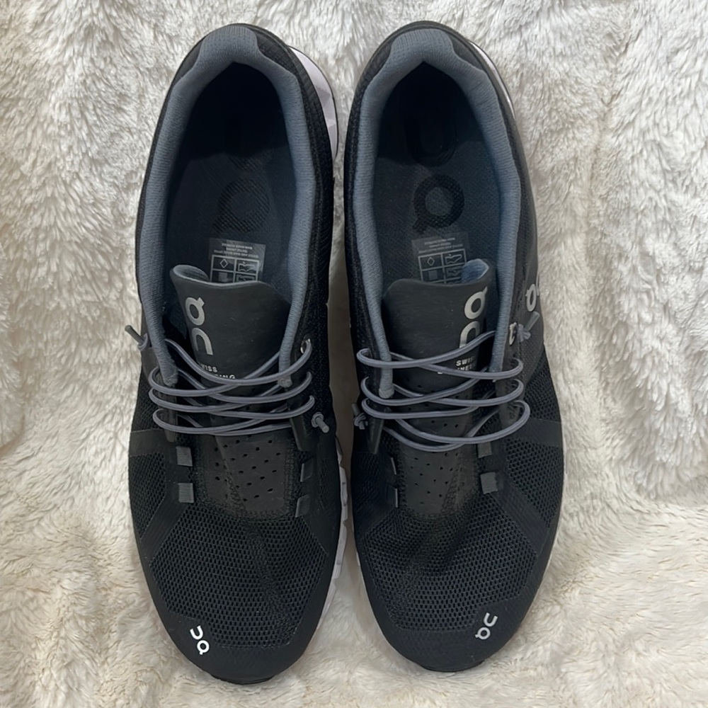 Like New ON Cloud Black Running Shoes size 11.